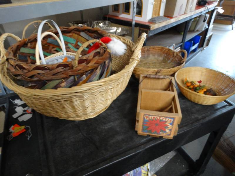 lot 17365 image: Lot of various baskets.
