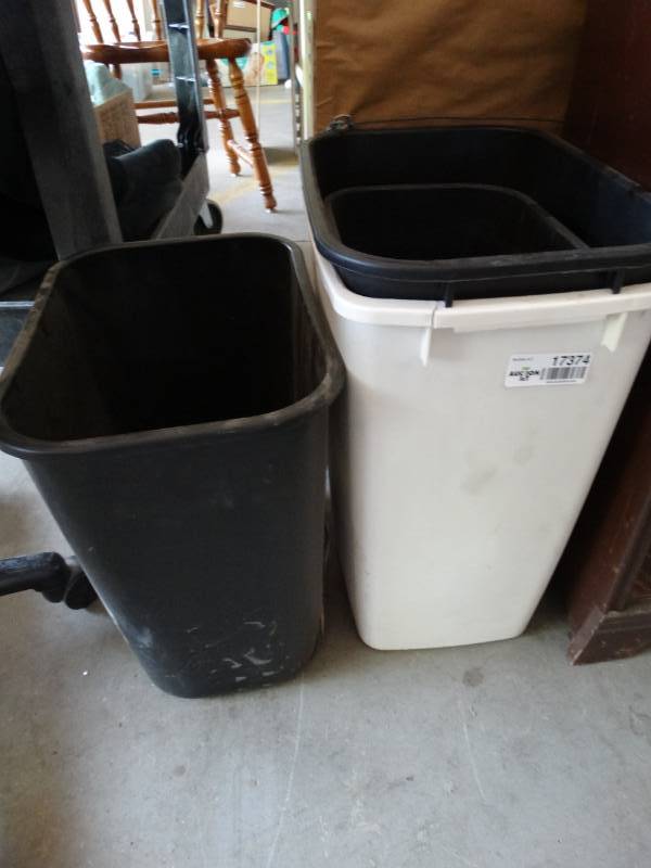 lot 17374 image: 5 Small trash cans.
