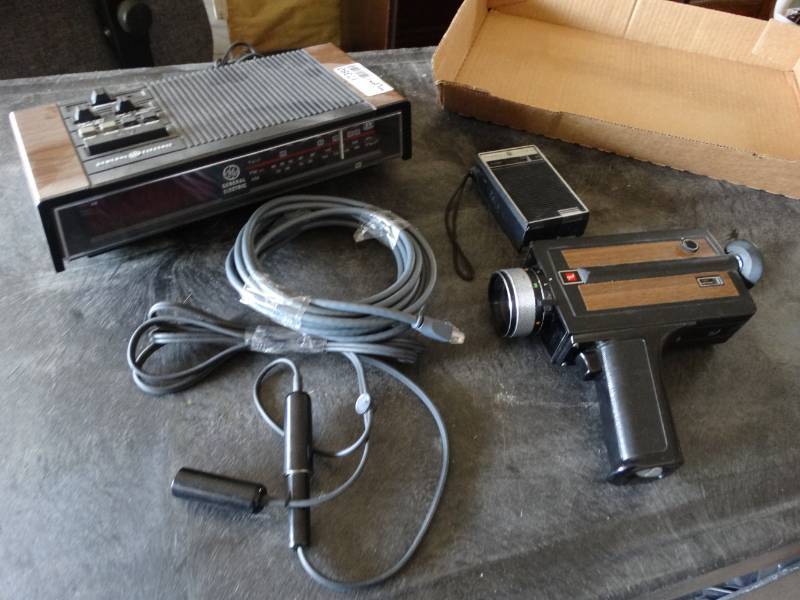 lot 17380 image: VIntage camera, radio and more.