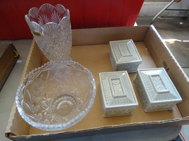 lot 17384 image: Decor glass vase, bowl and more.
