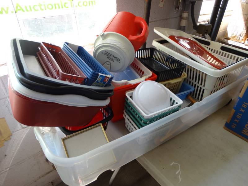 lot 17386 image: Lot of plastic baskets, drinking cooler and more.