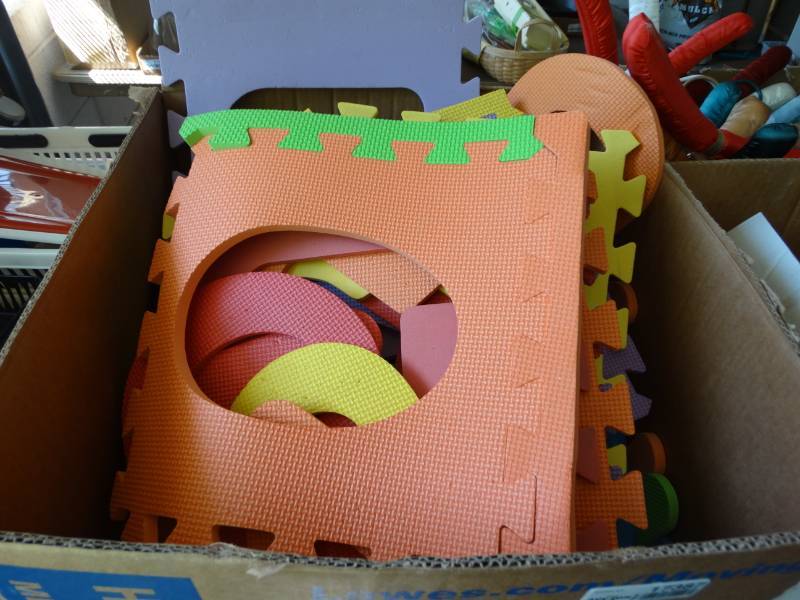 lot 17387 image: Lot of letter and number foam pieces.