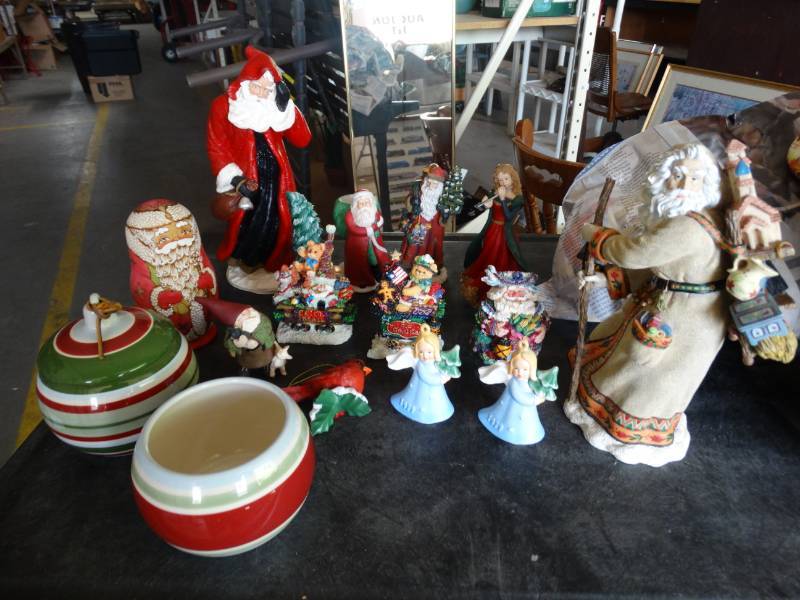 lot 17392 image: Glassware and christmas decor.