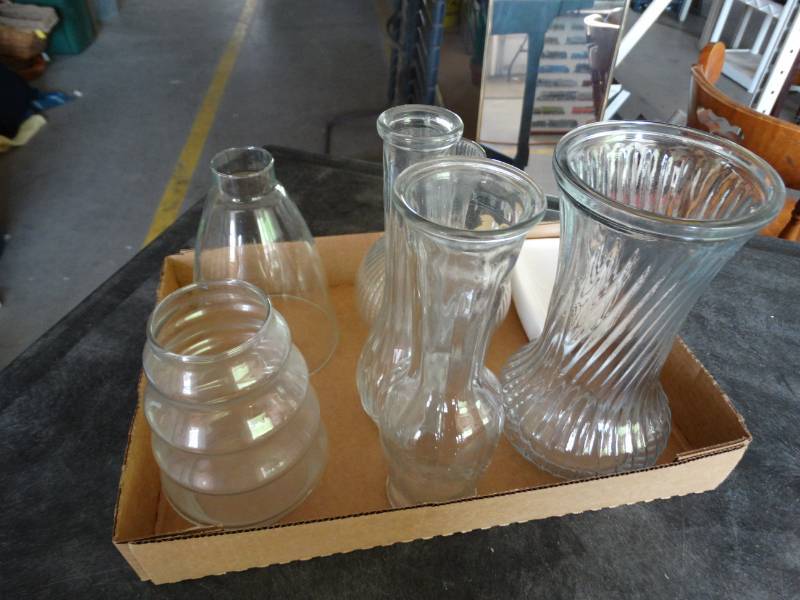 lot 17394 image: Lot of vases.