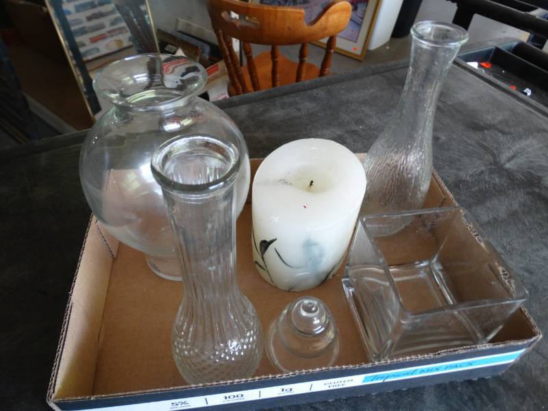 lot 17397 image: Candle, vases, candle holder.