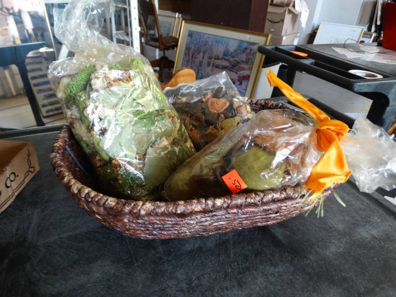 lot 17398 image: Basket with earth elements with scent.
