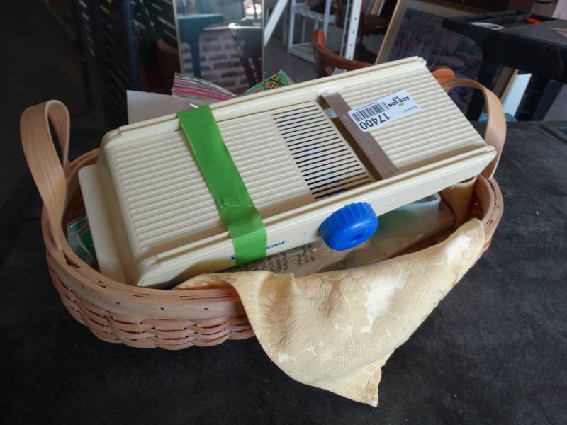 lot 17400 image: Lot with a basket, microwave cooking bags, slicer and more.