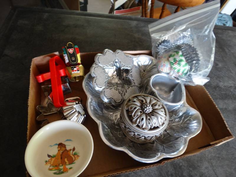 lot 17401 image: Lot of home decor and cupcake papers.