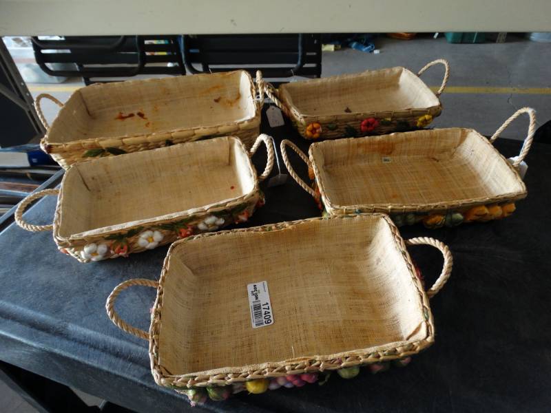 lot 17409 image: Lot of decorative baskets.