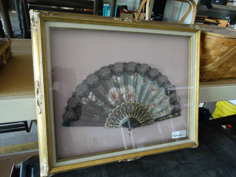 lot 17410 image: Shadow box frame with fan.