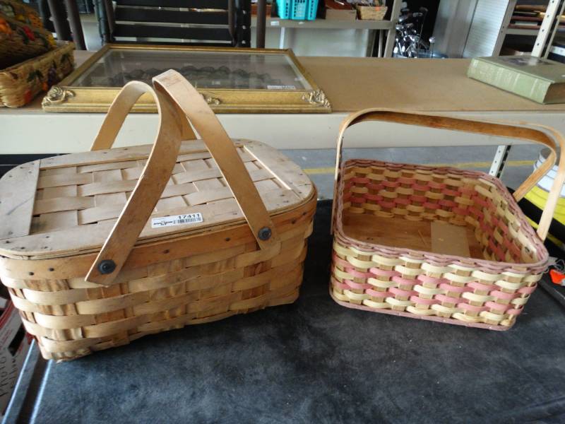 lot 17411 image: 2 Picnic baskets.