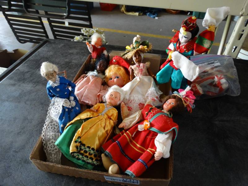 lot 17414 image: Dolls.