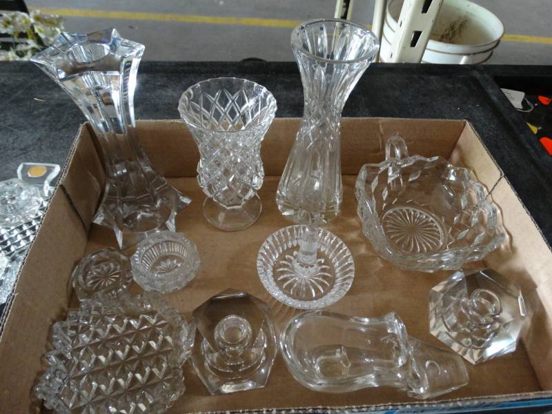lot 17415 image: Lot with small vases and candle holders.