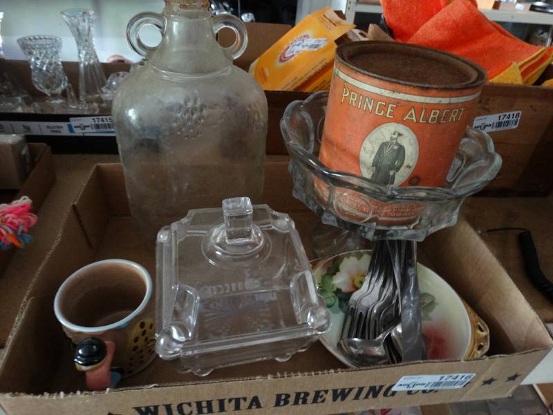 lot 17416 image: Lot with glass decor.