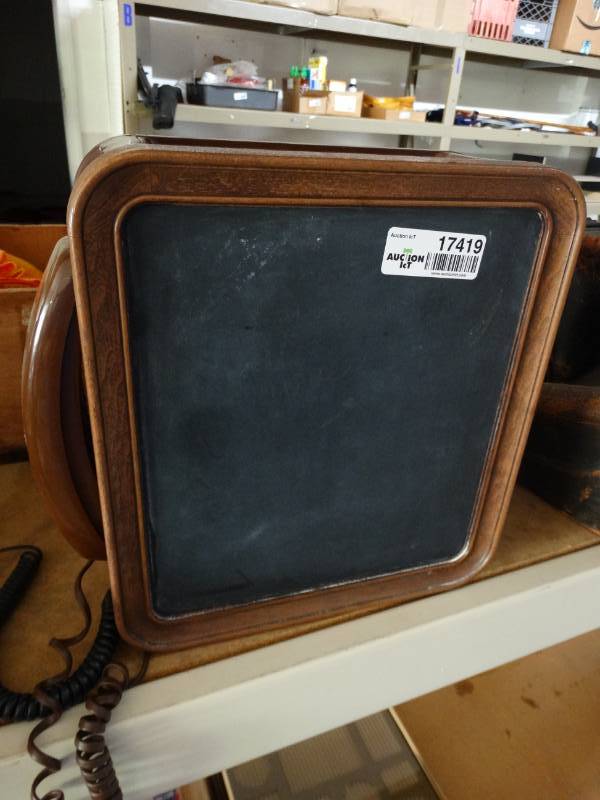 lot 17419 image: Phone.