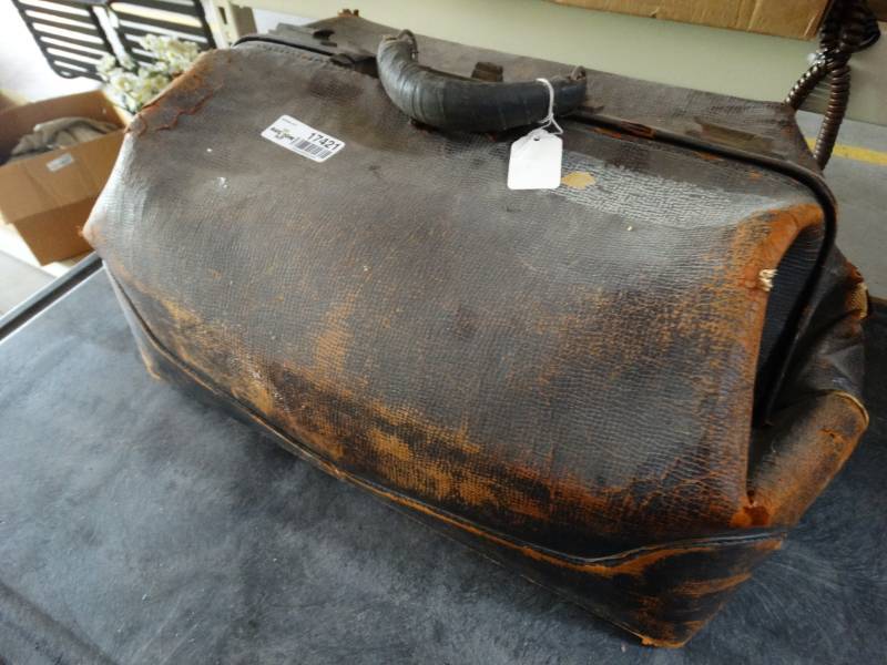 lot 17421 image: Vintage luggage bag.