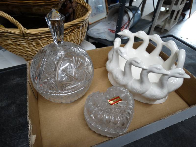 lot 17426 image: Glass decor.
