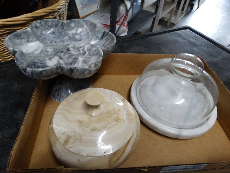 lot 17427 image: Onyx lidded box candy dish covered dessert plate