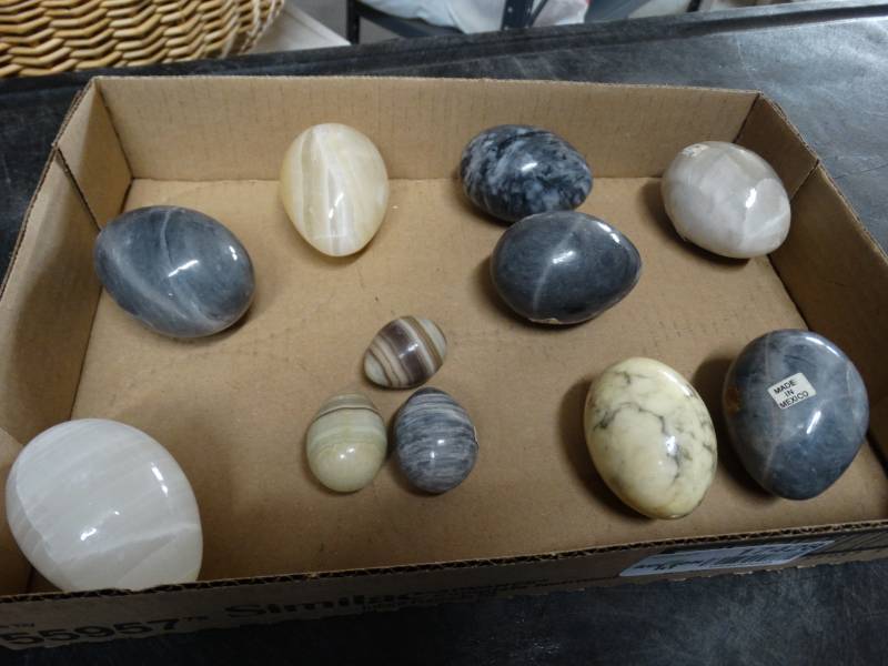 lot 17428 image: Lot of onyx eggs.