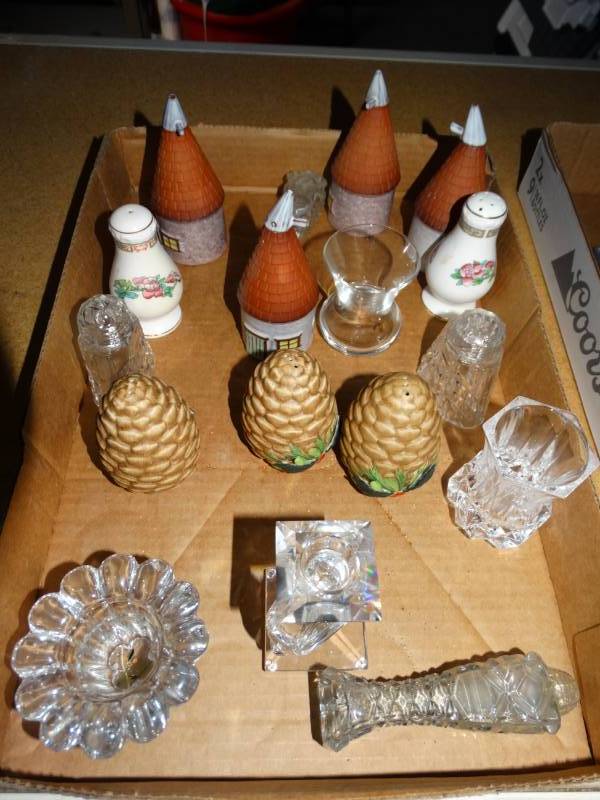 lot 17435 image: Lot with salt and pepper shakers and candle holders.
