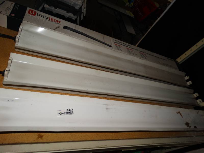 lot 17437 image: Lot of utilitech lights.