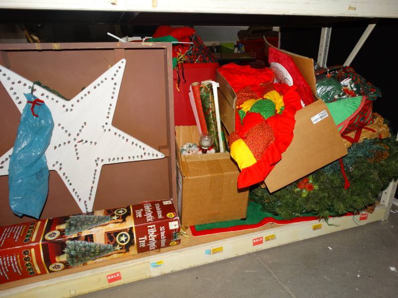 lot 17439 image: Large lot of christmas.