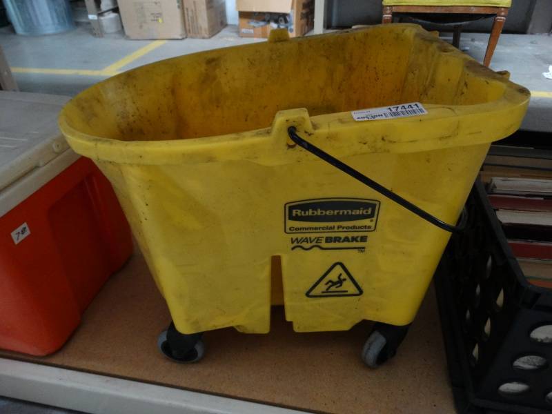 lot 17441 image: Rubbermaid mop bucket.