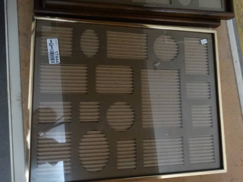 lot 17444 image: Lot of photo picture frames.