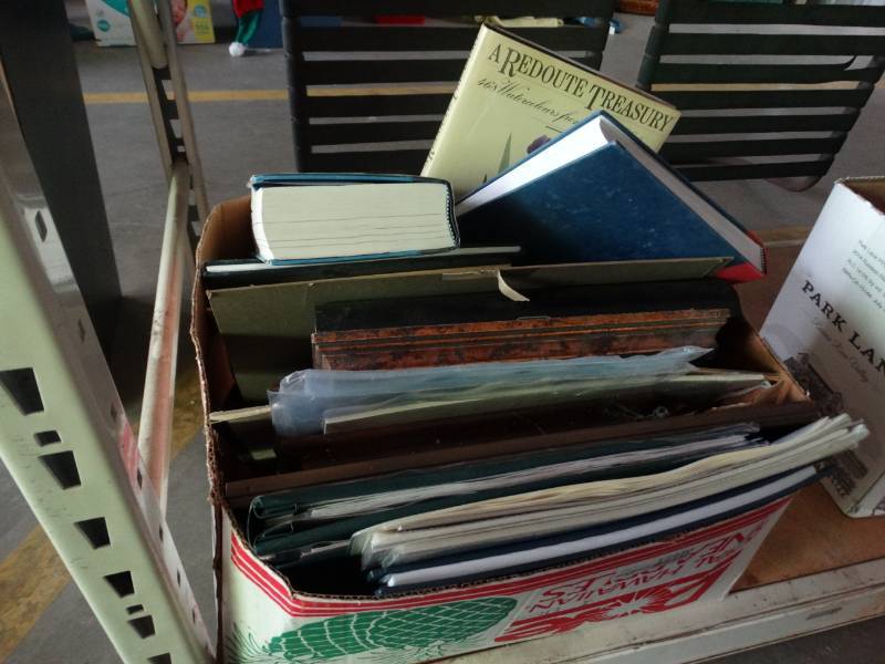 lot 17450 image: Lot of books, picture albums, frame.