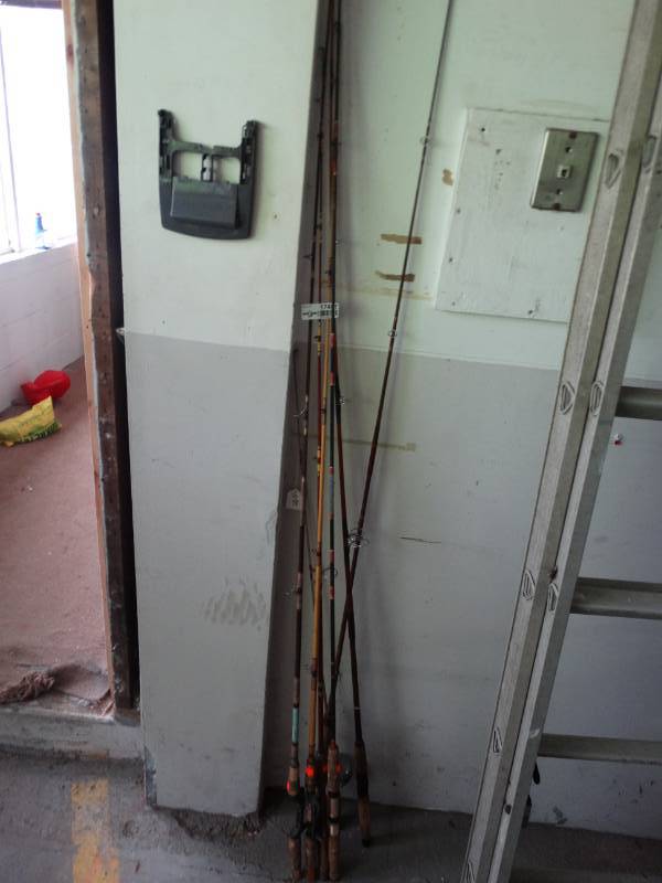 lot 17451 image: Lot of fishing poles.
