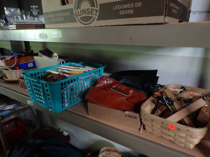 lot 17461 image: lot with baskets, books, hand bags, wooden hangers and more.
