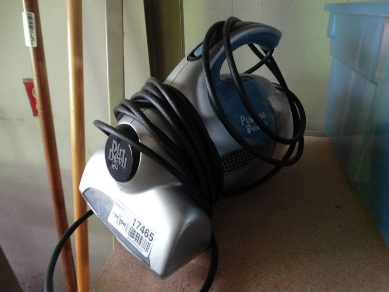 lot 17465 image: Dirt devil hand held vacuum.