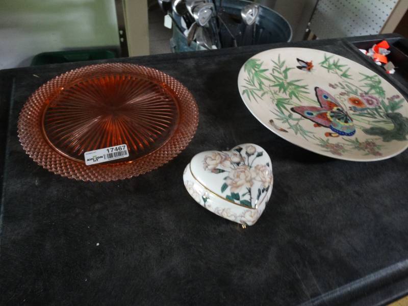 lot 17467 image: 2 Platters and a music box.