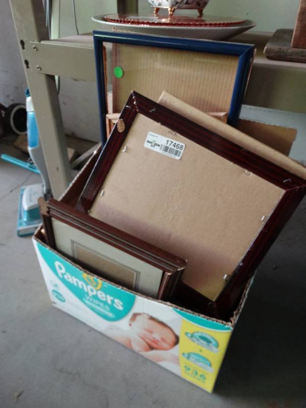 lot 17468 image: Lot of picture frames.