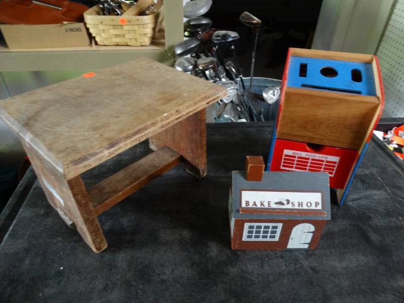 lot 17469 image: Wooden stool and decor.