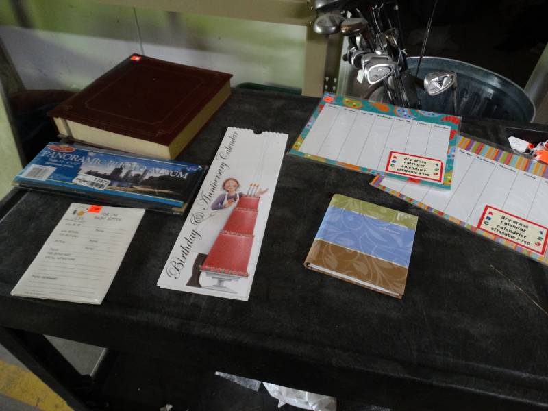 lot 17472 image: Photo albums, planner.