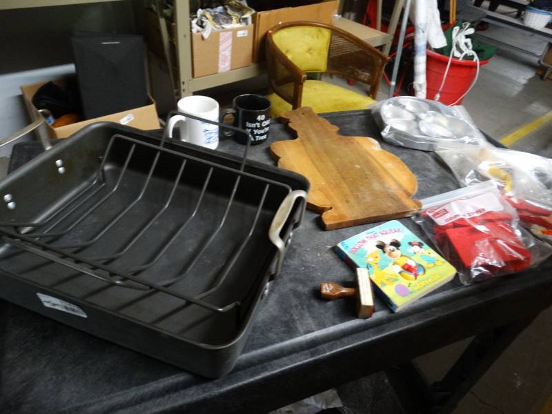 lot 17478 image: Cooking pan & cookie cutters.