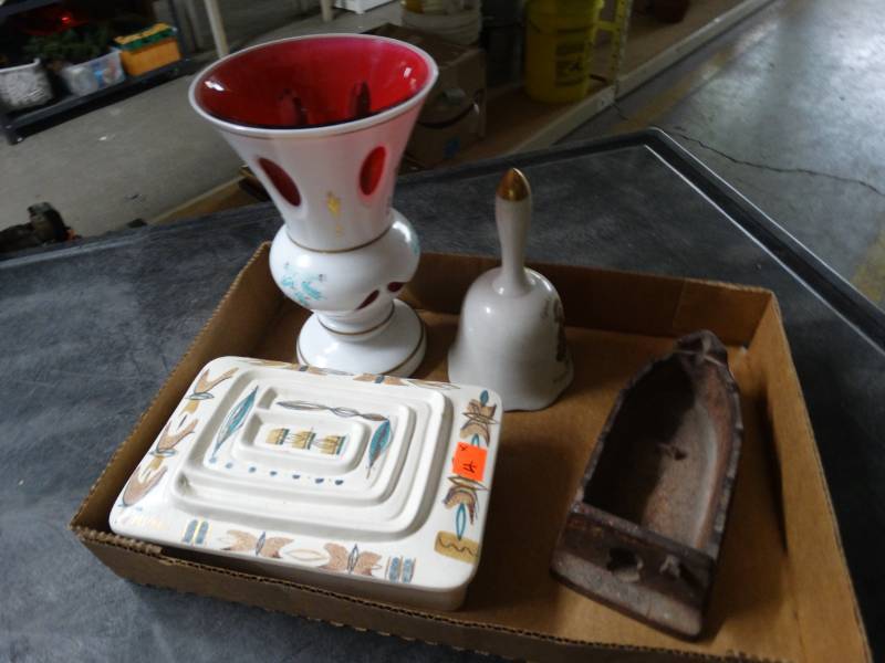 lot 17488 image: Lot of home decor.