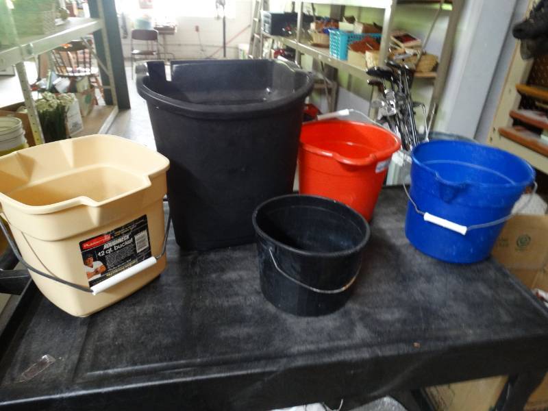 lot 17489 image: Lot of buckets & trash can.