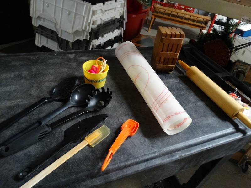lot 17498 image: Kitchen utensils.