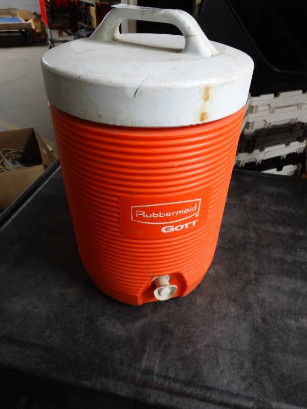 lot 17499 image: Rubbermaid Gott drinking cooler.