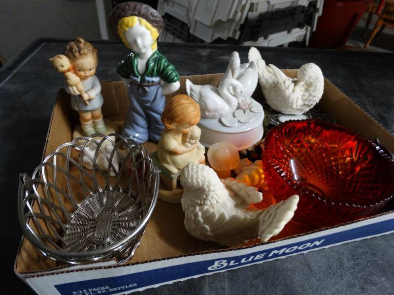 lot 17506 image: Lot of home decor.
