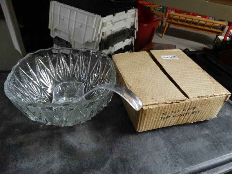 lot 17509 image: Punch bowl set.