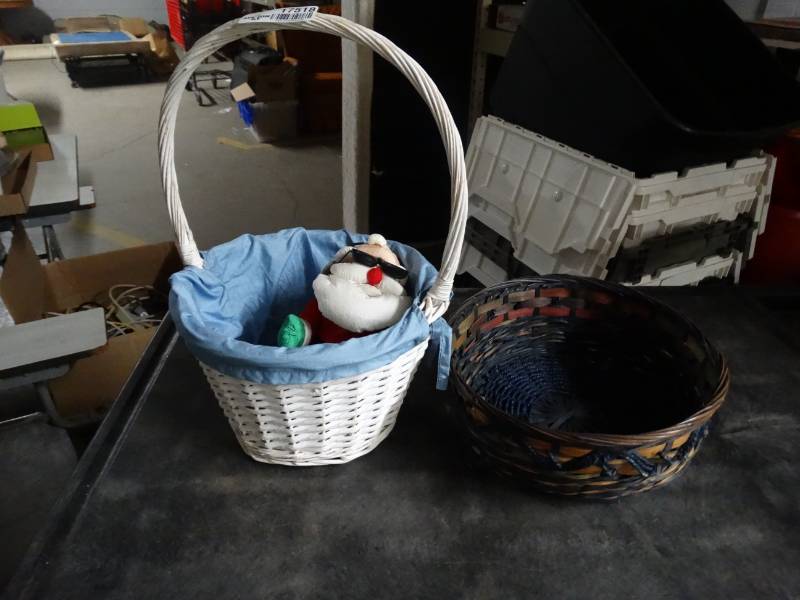 lot 17518 image: Lot of 2 baskets.