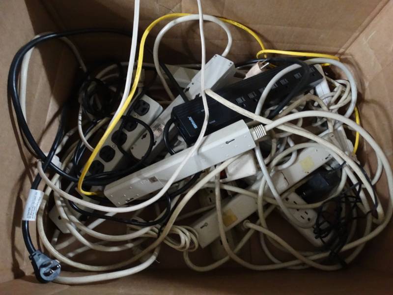 lot 17519 image: Large lot of various power strips.
