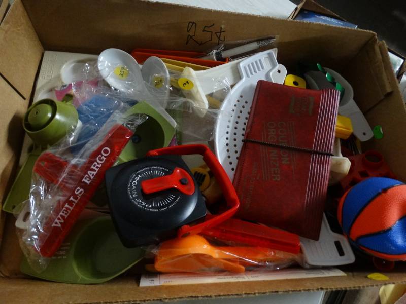 lot 17527 image: Lot of various kitchen items.