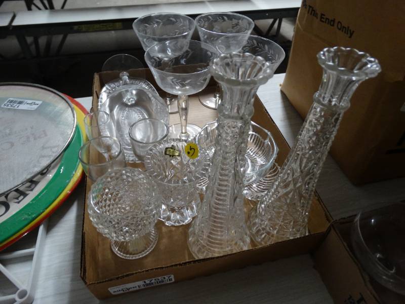 lot 17537 image: Lot of glassware.