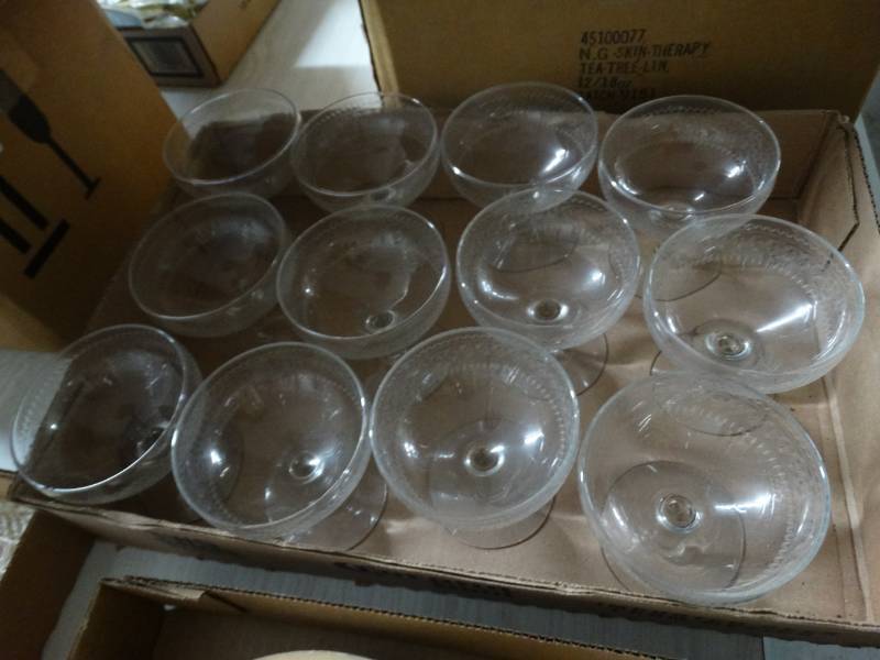 lot 17540 image: Lot of steamware wcut glass design.