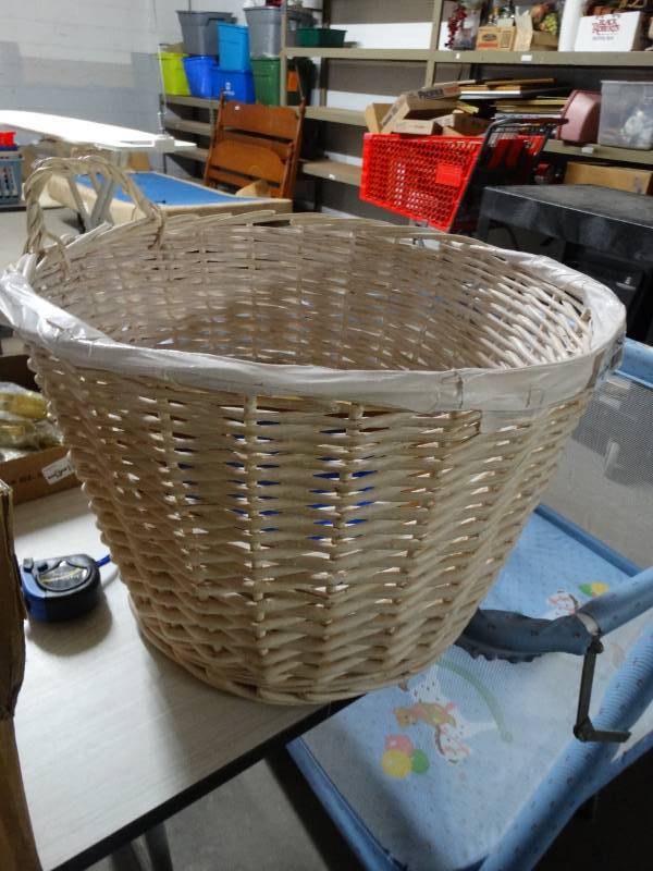 lot 17543 image: Lot of basket wbowls.