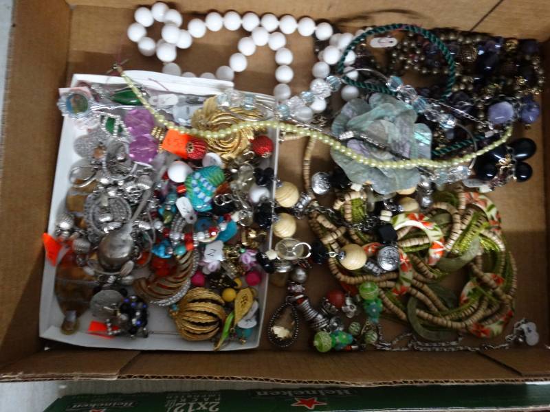 lot 17546 image: Lot of costume jewelry.